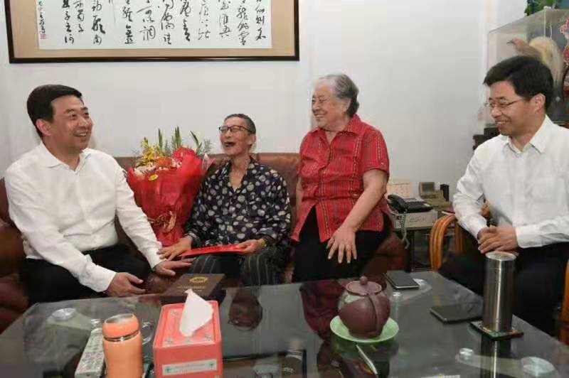 市委书记汪泉(左一)到全国劳模、常柴公司退休老领导汪志钧家中探望.jpg