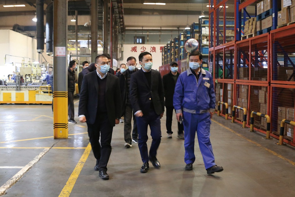图为市财政局副局长、市国资办副主任徐磊(中)一行检查公司多缸机厂.jpg