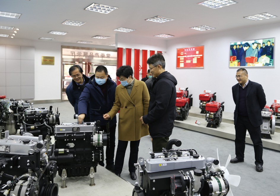 图为钟楼区区委常委、副区长韩雪琴(左三)一行参观公司产品展示厅_副本.jpg