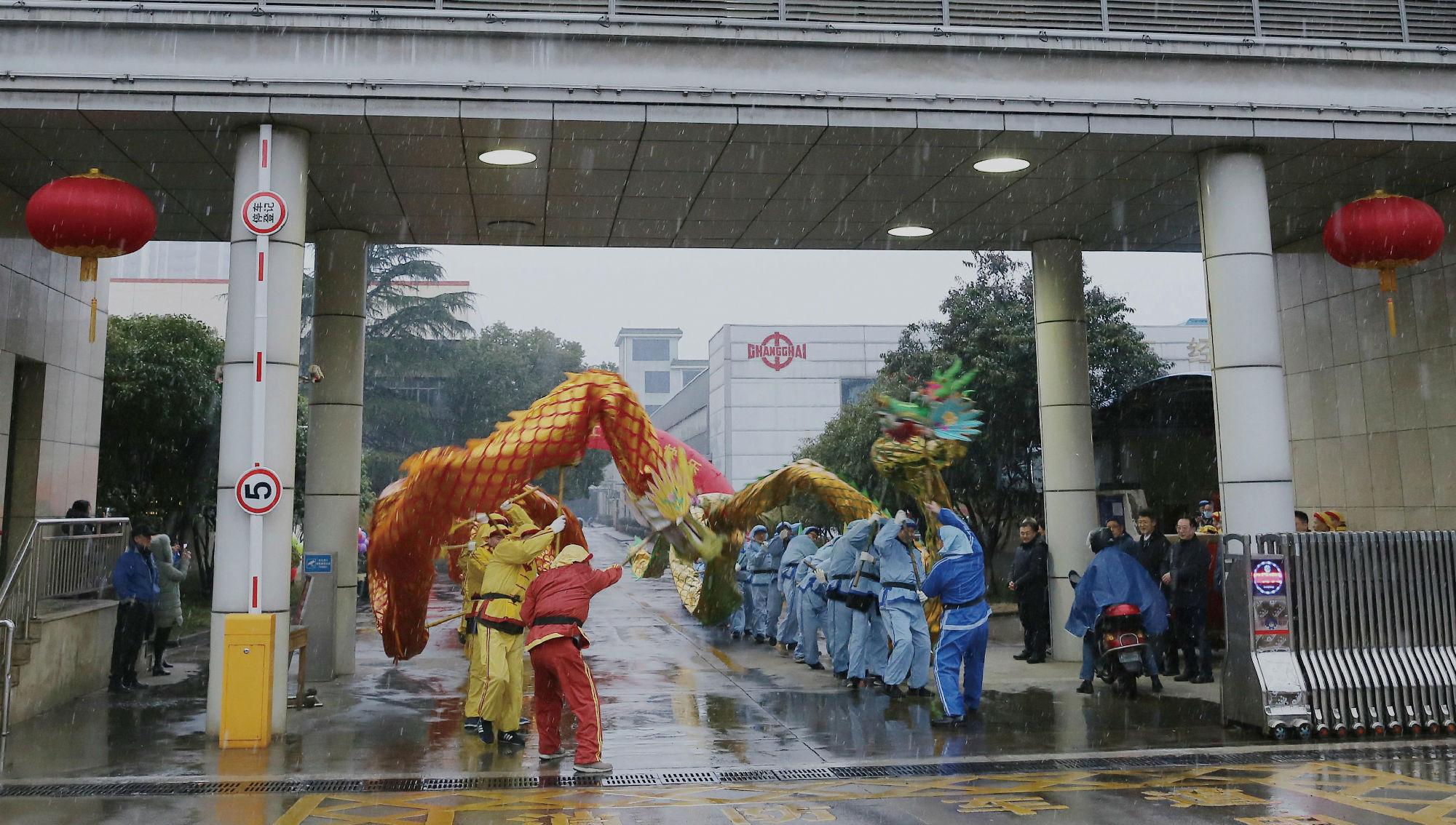 春节后上班第一天:公司领导向职工拜年送祝福_副本.jpg