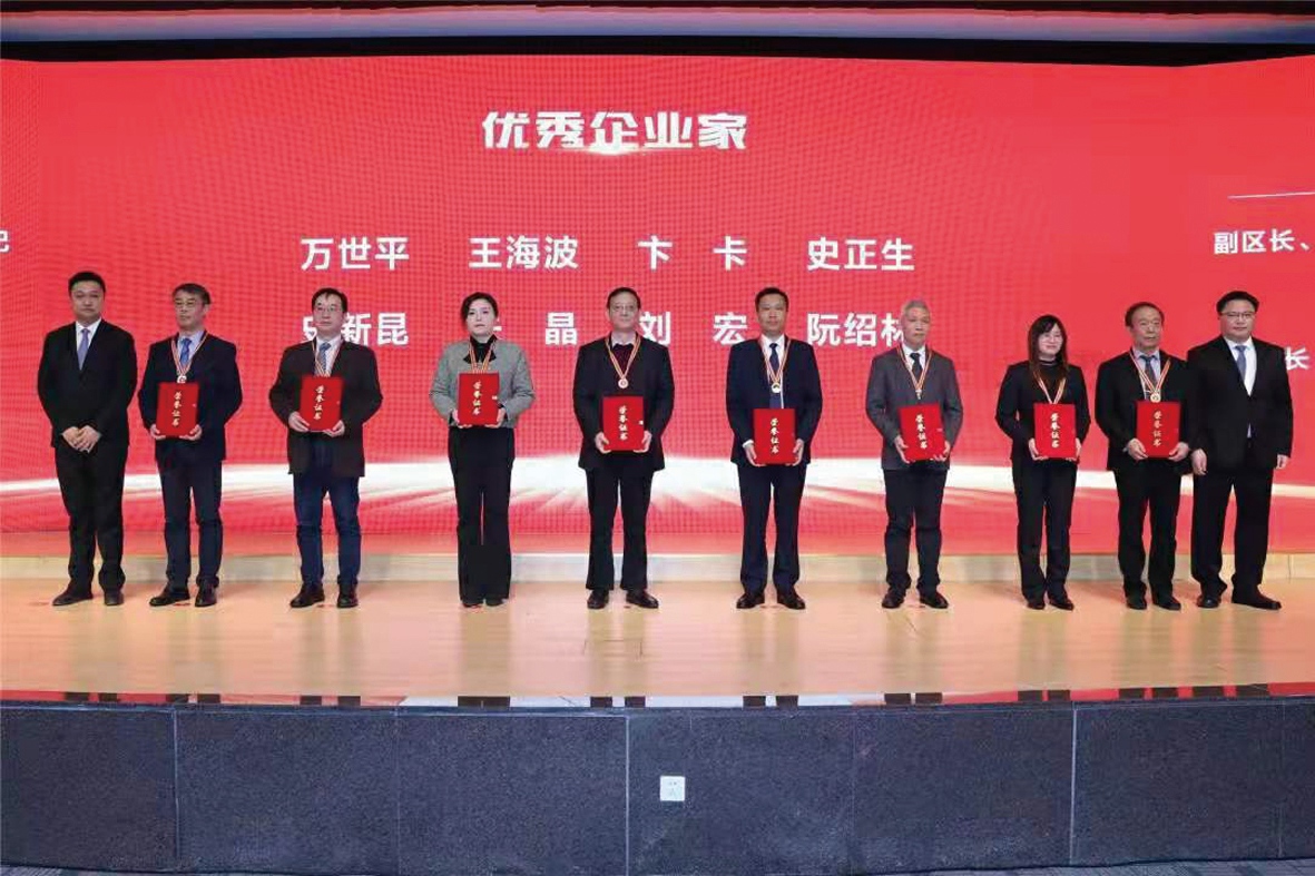 图为公司董事长史新昆(左三)领取“优秀企业家”奖_副本.jpg