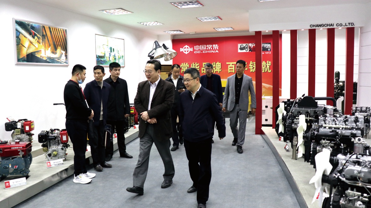 图为新北区委常委、副区长樊烨(前右)在史新昆董事长陪同下参观公司产品展示厅_副本.jpg