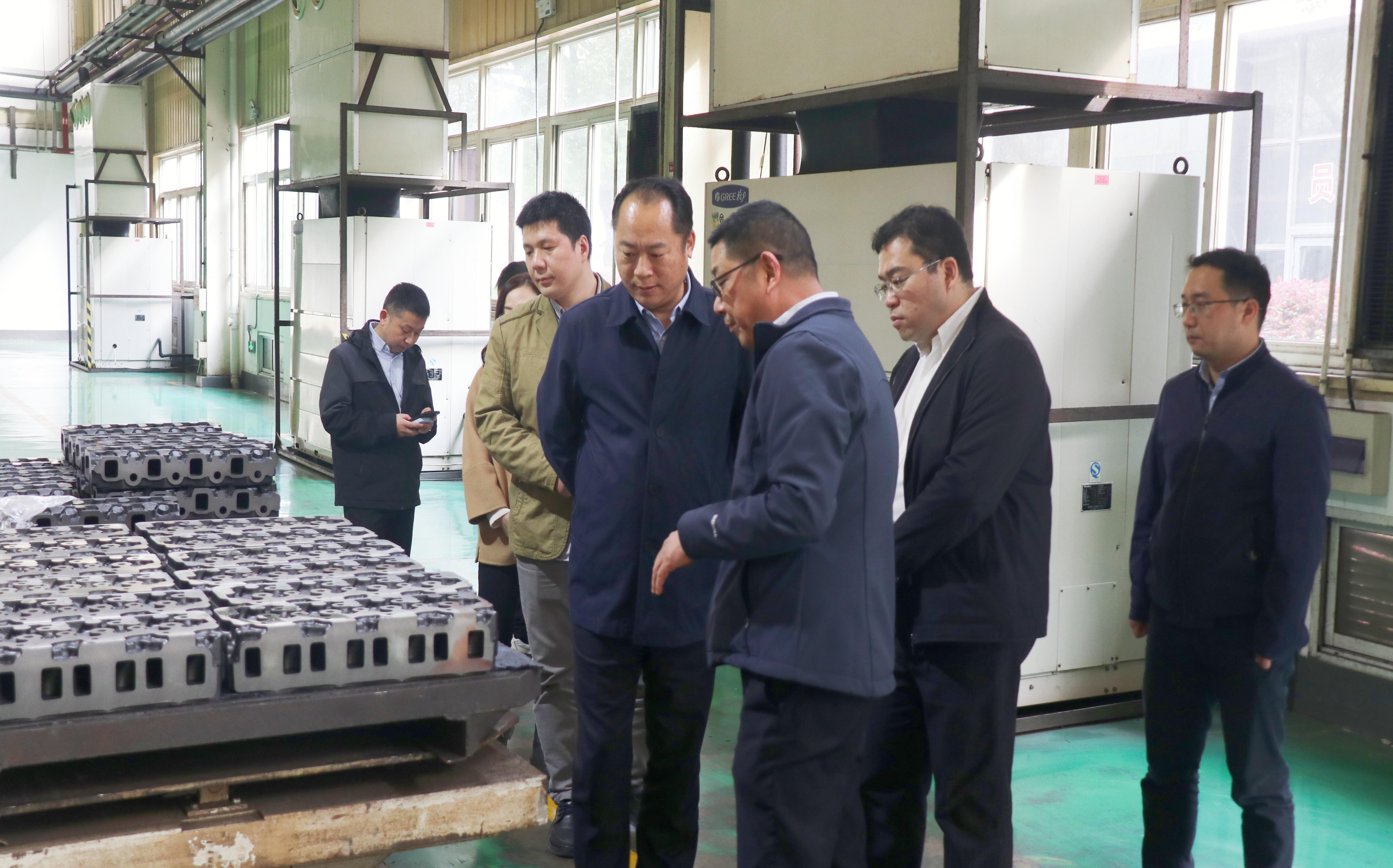 图为天津内燃机研究所党委书记杨志永(右四)一行参观机加工厂试制车间